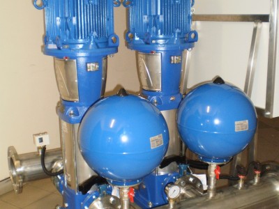 Zestaw z dwiema pompami sterowanymi przetwornicami częstotliwości za pośrednictwem sygnałów z przetworników ciśnienia.